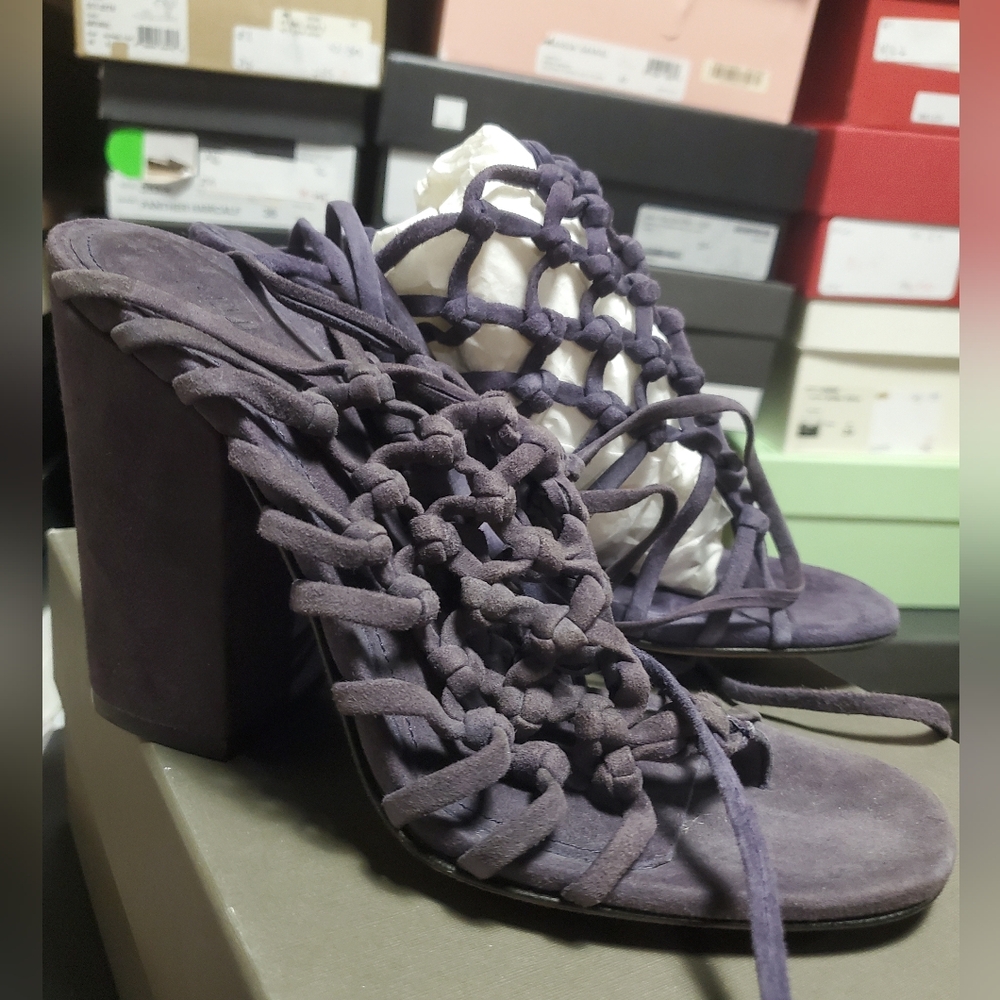 Sz 37 fits like a 5 And 40 Fits 7 NIB Alumnae heels